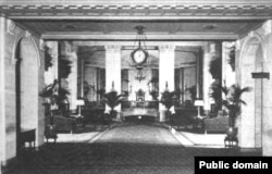 Lobi utama Hotel Roosevelt, seperti yang terlihat dalam foto tahun 1925 di majalah Hotel Monthly. (Public domain, courtesy of HathiTrust)