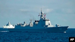 রাশিয়ার প্রতিরক্ষা মন্ত্রণালয়ের সরবরাহ করা ছবিতে দেখা যাচ্ছে, রুশ এবং চীনা যুদ্ধ জাহাজ "ওশেন-২০২৪" মহড়ায় অংশ নিচ্ছে। ফটোঃ ১০ সেপ্টেম্বর, ২০২৪। 