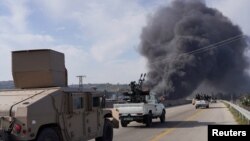 Dema hêzên Sûrî di wesayîtekê de, dijî serhildaneke nû ya ji alîyê çekdarên Elewî şer dikin, Lazqîyê, Sûrîyê 7ê Adar, 2025.