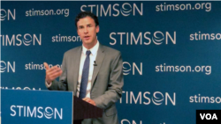 លោក Clete Willems ជំនួយ​ការ​រង​របស់​ប្រធានាធិបតី​សហរដ្ឋ​អាមេរិក​ទទួល​បន្ទុក​កិច្ចការ​សេដ្ឋកិច្ច​អន្តរជាតិ​និង​ជា​អនុប្រធាន​ក្រុម​ប្រឹក្សា​សេដ្ឋកិច្ច​ជាតិ ចូល​រួម​ក្នុង​កិច្ច​ពិភាក្សា​មួយ​ស្តី​ពី ‍«ការ​ចូល​រួម​របស់​សហរដ្ឋ​អាមេរិក​លើ​ហេដ្ឋារចនាសម្ព័ន្ធ​និង​អភិវឌ្ឍន៍​ក្នុង​តំបន់​ឥណ្ឌូ​ប៉ាស៊ីហ្វិក» ដែល​ធ្វើ​ឡើង​នៅ​មជ្ឈមណ្ឌល Stimson ក្នុង​រដ្ឋធានី​វ៉ាស៊ីនតោន ថ្ងៃទី៦ ខែកញ្ញា ឆ្នាំ២០១៨។ (ចាប ចិត្រា/VOA)