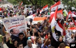 Supporters of Egyptian president-elect Abdel-Fattah el-Sissi chant slogans in front of the Supreme Constitutional Court in Cairo, Egypt, June 8, 2014.