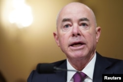 Menteri Keamanan Dalam Negeri (DHS) Amerika Serikat, Alejandro Mayorkas di Gedung Capitol, Washington, D.C., AS, 19 April 2023. (REUTERS/Sarah Silbiger)