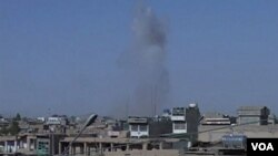 Asap tampak mengepul dari gedung pemerintah di Kandahar akibat bentrokan Taliban dan koalisi (8/5).