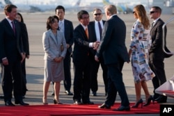 Presiden Donald Trump dan Ibu Negara Melania Trump disambut Menteri Luar Negeri Jepang Taro Kono dan istrinya, Kaori Kono, setibanya di Bandara Internasional Haneda, Tokyo, 25 Mei 2019.