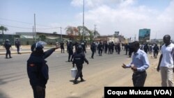 Polícia e manifestante em Luanda, Angola