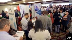 Warga AS yang menganggur menghadiri bursa kerja di Miami, Florida (foto: dok). 