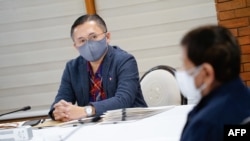 Senator Christopher Lawrence 'Bong' Go (kiri) mendengarkan penjelasan dari Presiden Filipina Rodrigo Duterte (kanan), 24 Agustus 2021. (AFP/Presidential Photo Division/King Rodrigues)