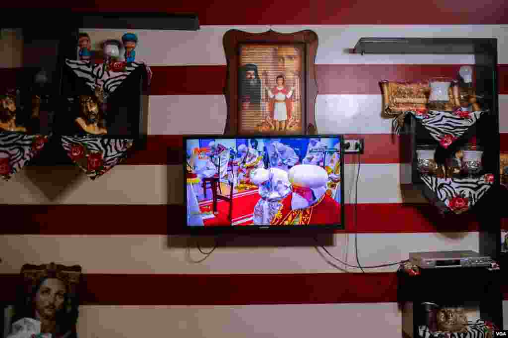 Christmas Eve Mass was streamed live on TV and social media for those who couldn't attend the celebration on Jan. 6, 2021 in Cairo. (H. Elrasam/VOA)