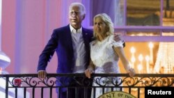 លោក​ប្រធានាធិបតី ​Joe Biden និង​ភរិយា​អ្នកស្រី Jill Biden ​មើល​​​​កាំជ្រួ​ច​​ពី​សេតវិមាន​ក្នុង​រដ្ឋធានី​វ៉ាស៊ីនតោន ក្នុង​អំឡុង​ពិធី​បុណ្យ​ឯករាជ្យជាតិ​អាមេរិក​កាល​ពី​ថ្ងៃ​ទី​៤ ខែ​កក្កដា ឆ្នាំ​២០២១។​