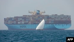 Kapal kontainer Ebba Maersk di dekat pulau Sir Abu Nuair menuju emirat Teluk Dubai, 4 Juni 2022. Tarif pengiriman peti kemas untuk rute perdagangan global utama meroket pada minggu ini akibat kekhawatiran serangan Houthi di Laut Merah. (Foto: Ilustrasi/AFP)