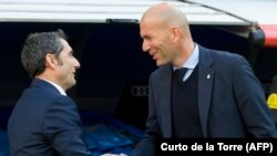 Zinedine Zidane et Ernesto Valverde se saluent avant le "Clasico" le 23 décembre 2017.