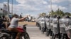 Un manifestante se enfrenta a la policía durante un paro nacional, en la Ciudad de Guatemala, el 10 de octubre de 2023. [AP]