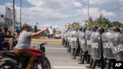 Un manifestante se enfrenta a la policía durante un paro nacional, en la Ciudad de Guatemala, el 10 de octubre de 2023. [AP]