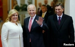 Croatian President Kolinda Grabar-Kitarovic, U.S. Vice-President Joe Biden and Slovenian President Borut Pahor (L-R) pose for a picture before Brdo-Brijuni Process Leaders' Meeting at Presidental office in Zagreb, Croatia, Nov. 25, 2015.