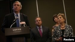 Senator Jeff Merkley berbicara di konferensi pers, didampingi oleh legislator David Cicilline, dari kiri, Betty McCollum, dan Jan Schakowsky di Yangon, Myanmar, 21 November 2017.