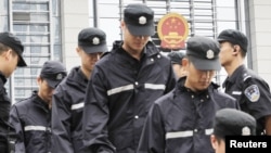 Cảnh sát đổi phiên gát bên ngoài tòa án ở Hợp Phì, thành phố An Huy, 10/8/12