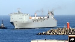 Tàu MV Cape Ray được hộ tống bởi tàu kéo khi cập cảng Gioia Tauro, miền nam nước Ý, ngày 1/7/2014.