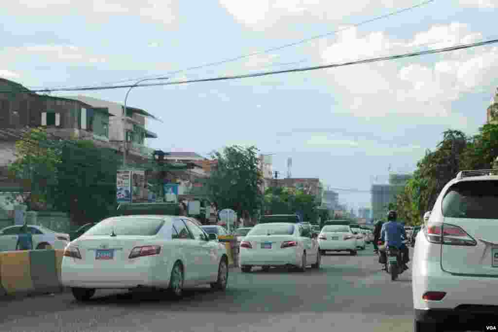 ក្បួន​រថយន្ត​កងកម្លាំង​​ជា​ច្រើន​គ្រឿង​​ជិះឆ្លង​កាត់​មុខ​ទីស្នាក់​ការ​កណ្តាលនៃ​គណបក្ស​សង្គ្រោះ​ជាតិ​ក្នុងតំបន់​ចាក់អង្រែ ខណ្ឌមានជ័យ​ នាវេលាម៉ោង​ ៥ រសៀល​ ខណៈពេលដែល​ការ​រាប់​​ និង​ប្រមូល​លទ្ធផល​នៃបោះឆ្នោតក្រុមប្រឹក្សា​ឃុំ-សង្កាត់​​អណត្តិទី៤​ កំពុង​តែប្រព្រឹត្ត​ធ្វើ​ឡើង​នៅ​ថ្ងៃទី៤ ខែមិថុនា ឆ្នាំ២០១៧។ (ហ៊ាន សុជាតា/VOA)