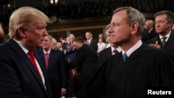 Le président américain Donald Trump (à g.) salue le président de la Cour suprême John Roberts lors d'une session conjointe du Congrès américain au Capitole à Washington, le 4 février 2020. (REUTERS/Leah Millis/POOL)