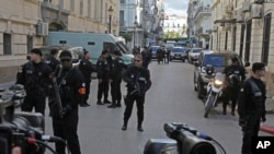 Police forces guard the courthouse in Algiers, Jan.10, 2019. Two former prime ministers of Algeria were convicted and sentenced to prison Tuesday for corruption-related charges in a landmark trial.
