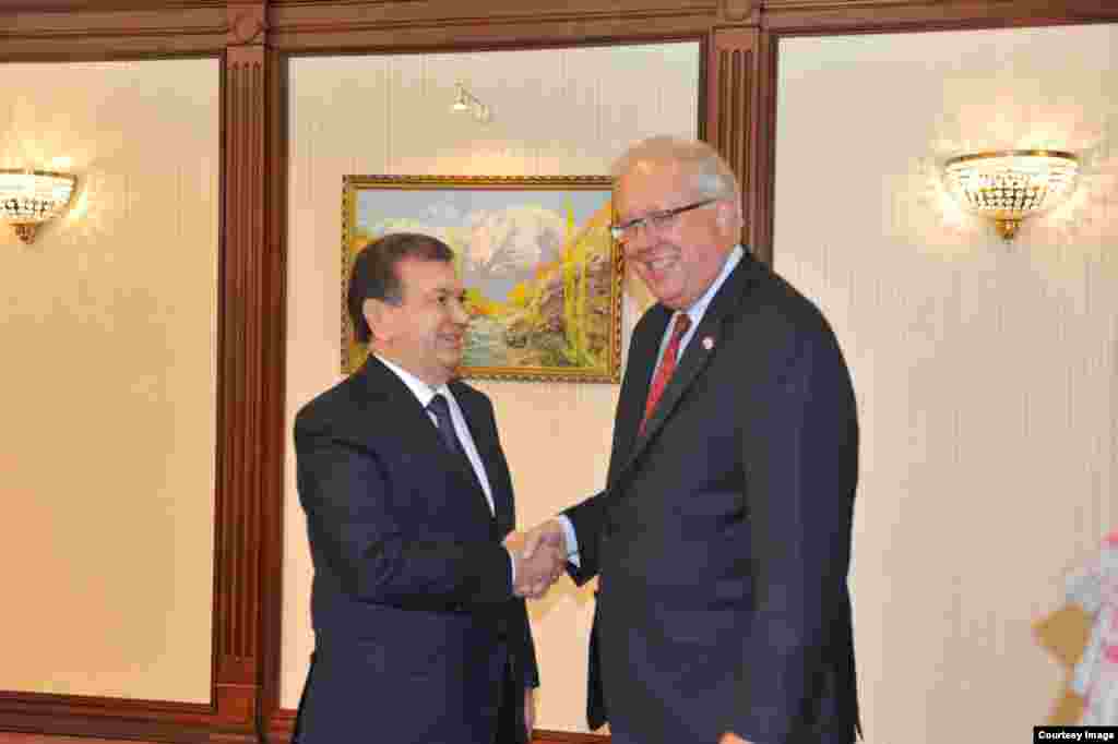 O'zbekistonning muvaqqat rahbari Shavkat Mirziyoyev va AQSh Davlat kotibi muovini Tomas Shannon... Unga AQShning Markaziy Osiyo bo'yicha bosh diplomati Daniel Rozenblum hamda Toshkentdagi elchi Pamela Spratlent hamrohlik qildi.