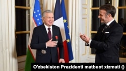 O'zbekiston Prezidenti Shavkat Mirziyoyev (chapda) Fransiya rahbari Emmanuel Makron qo'lidan Faxriy legion oliy mukofotini qabul qilib oldi, Parij, Fransiya, 13-mart 2025-yil