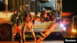 Un soldat ukrainien blessé, évacué de l'aciérie assiégée d'Azovstal à Marioupol, arrive à Novoazovsk en Ukraine le 16 mai 2022. (REUTERS/Alexander Ermoshenko)