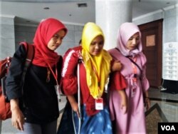 Korban perkawinan anak Rasminah (tengah) dan Endang Warsinah (kanan) usai mendengarkan putusan MK atas uji materi UU perkawinan yang diajukannya hari Kamis, 13 Desember 2018 lalu. (Foto: ilustrasi)