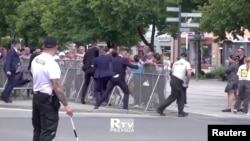 Pripadnici obezbeđenja premijera slovačke Roberta Fica hapse čoveka tokom incidenta sa pucnjavom, na fotografiji napravljeno od video snimka, u gradu Handlova, slovačka, 15. maja 2024.