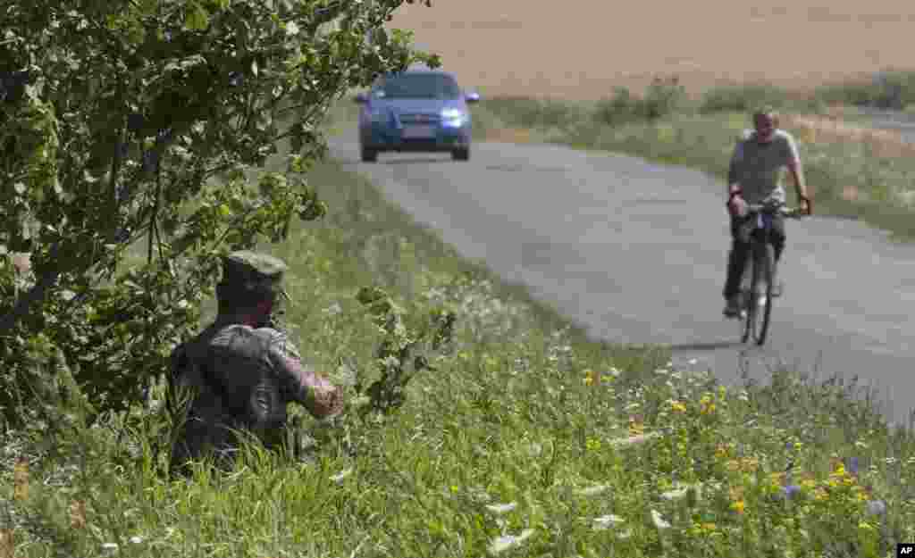 Australian investigators examine the area of the Malaysia Airlines plane crash in the village of Hrabove, Donetsk region, eastern Ukraine, Aug. 1, 2014.&nbsp;