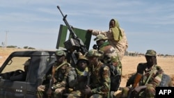 Des soldats nigériens patrouillent devant l'aéroport de Diffa dans le sud-est du Niger, près de la frontière nigériane, le 23 décembre 2020.