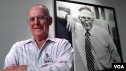 Robert Nayce, en la foto, es el co inventor del circuito integrado miniatura, el cual se utiliza en todo equipo electrónico actualmente.