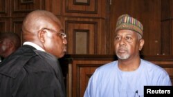Sambo Dasuki (R) da lauyansa Ahmed Raji 