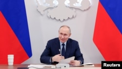 Presiden Rusia Vladimir Putin memimpin pertemuan tentang pengembangan pesawat nirawak di Kota Togliatti, Rusia, 28 Januari 2025. (Sputnik/Vyacheslav Prokofyev/Pool via Reuters)