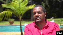 Hopewell Chin'ono says he sings for Zimbabwean youths so that they may know that corruption is the cause of their country’s poor economy and the average citizen’s poverty. (Columbus Mavhunga/VOA) 