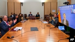 澳大利亚贸易部长唐·法雷尔（Don Farrell 左）2月6日同中国商务部长王文涛举行了视频会议，这是两国贸易部长间三年来的首次会晤。