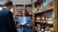 La candidata presidencial demócrata a la vicepresidencia, Kamala Harris, visita el mercado Bayleaf con el gobernador de Carolina del Norte, Roy Cooper, en Raleigh, Carolina del Norte, el viernes 16 de agosto de 2024. (Erin Schaff/The New York Times vía AP, Pool)