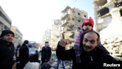 Des rescapés d'Alep-Est dans les secteurs tenus par le régime syrien dans la 2è ville de la Syrie, le 9 décembre 2016. 