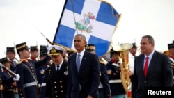 Le président Barack Obama est avec le ministre de la défense Panos Kammenos à Athènes, Grèce, le 15 novembre 2016.
