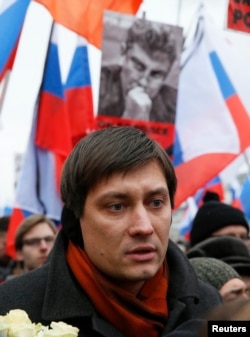 FILE - Dmitry Gudkov, a member of the Russian parliament, attends a march in Moscow to commemorate the death of Kremlin critic Boris Nemtsov, March 1, 2015. Gudkov says exposure of Russian elites' finances had elicited "panic in the Kremlin."