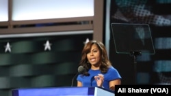 ABŞ-ın birinci xanımı Mişel Obama Demokrat partiyasının qurultayında çıxış edir