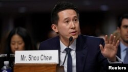 ཊིག་ཊོག་གི་ཚོང་བདག་ལ་ཨ་རིའི་གྲོས་ཚོགས་སུ་ཉན་ཞིབ་འཚོགས་སྐབས།