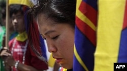 Sinh viên Tây Tạng ở Ấn Ðộ cầu nguyện trong cuộc tuần hành phản đối việc nhà chức trách Trung Quốc sử dụng vũ lực tại tu viện Kirti trong tỉnh Tứ Xuyên, giáp ranh với Tây Tạng