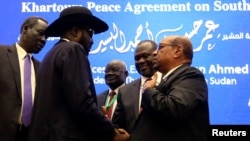 Presiden Sudan Selatan Salva Kiir, Presiden Sudan Omar Al-Bashir dan Pemimpin Pemberontak Sudan Selatan, Riek Machar dalam pembicaraan damai di Khartoum, Sudan, 27 Juni 2018. (Foto: dok).