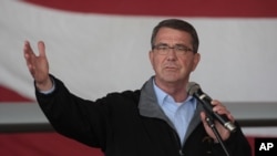 Menteri Pertahanan Amerika Serikat Ash Carter memberikan sambutan di hadapan pasukan AS di Pangkalan Udara Incirlik dekat Adana, Turki (15/12).