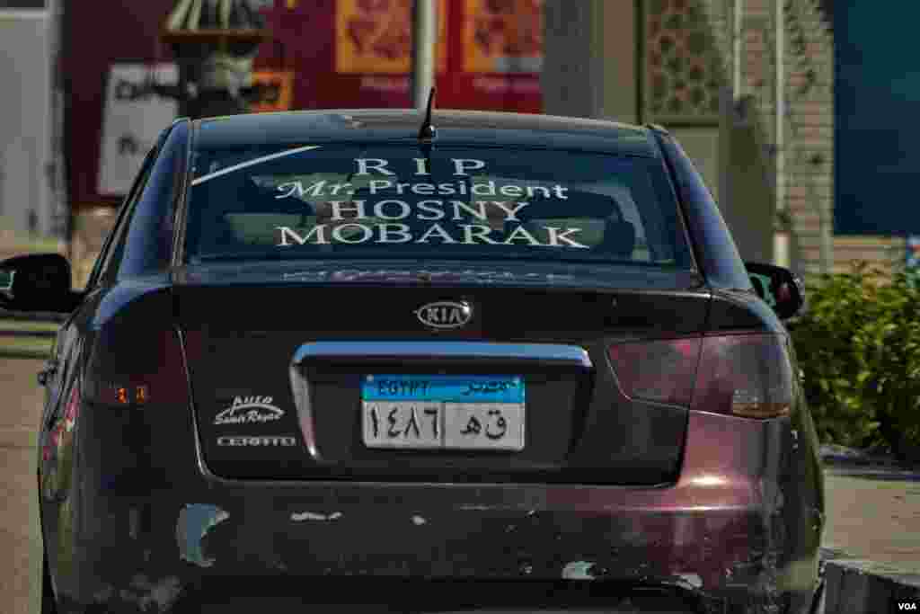  Although Egyptians remain divided on Mubarak's legacy, the nation observed a three-day mourning period following the death of the longtime ruler. (Hamada Elrasam/VOA)