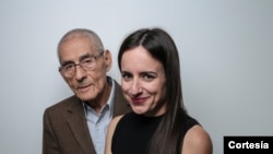 Maite Alberdi, directora del documental junto a Sergio Chamy, el detective Romulo Aitken en la cinta. [Foto cortesía CinemaChile].