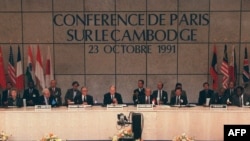 រូប​ឯកសារ៖ រូបភាព​ទិដ្ឋភាព​ទូទៅ​នៅ​សន្និសីទ​ស្តី​ពី​សន្តិភាព​​នៅ​កម្ពុជា​ដែល​ប្រព្រឹត្ត​ធ្វើ​នៅ​ទី​ក្រុង​ប៉ារីស​ប្រទេស​បារាំង​កាល​ពី​​ថ្ងៃ​ទី​២៣ ខែ​តុលា ឆ្នាំ​១៩៩១។