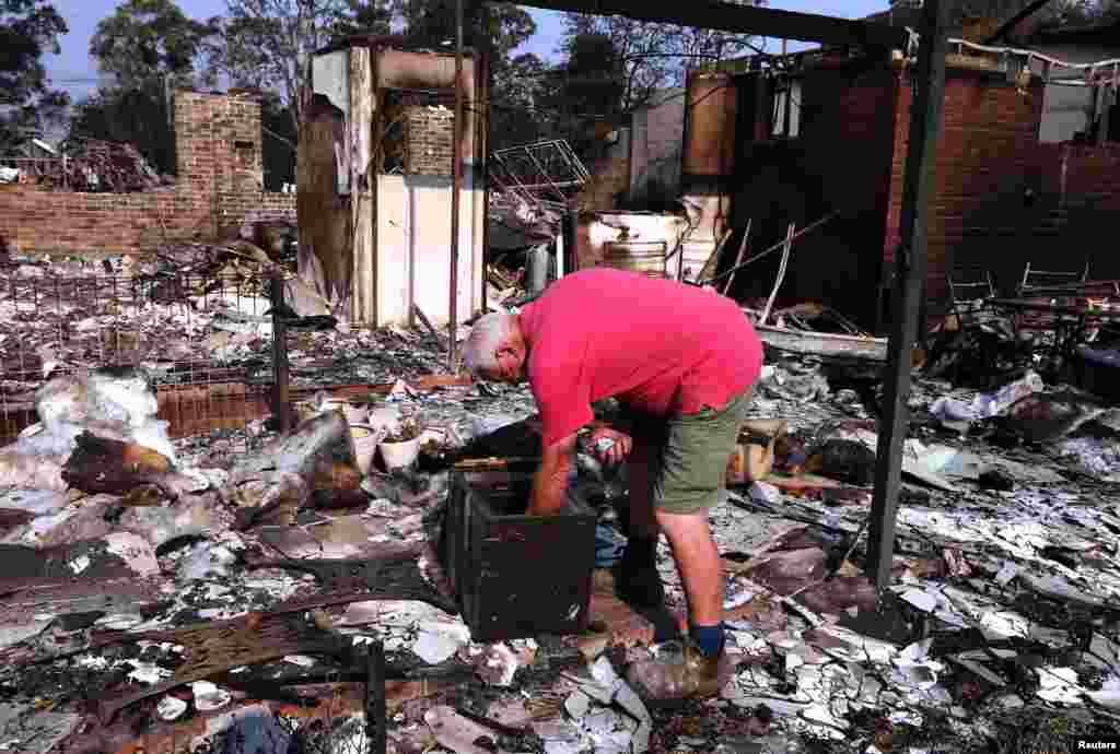 Warga setempat Alan Seaman melihat-lihat sisa-sisa rumahnya yang hancur karena kebakaran di daerah pinggiran kota Blue Mountains di Winmalee, sebelah barat Sydney (21/10). 