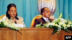 Congo's President Denis Sassou Nguesso (R) and Central African Republic President Catherine Samba Panza (L) attend talks gathering key players in the Central African conflict, July 21, 2014, in Brazzaville, to end more than a year of sectarian bloodshed.